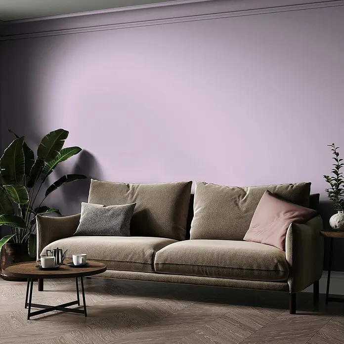 Tadessi Wandfarbe Blütenholz - Violett, Matt, 1 l - Ein beiges Sofa mit Kissen in einem modernen Wohnzimmer.