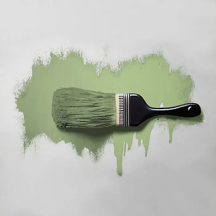 Tadessi Wandfarbe Frühling Sage Green - Grün, Matt, 5 l - Ein Pinsel mit schwarzem Griff und hellen Borsten trägt leuchtend grüne Farbe auf, mit frischen Tropfen darunter.