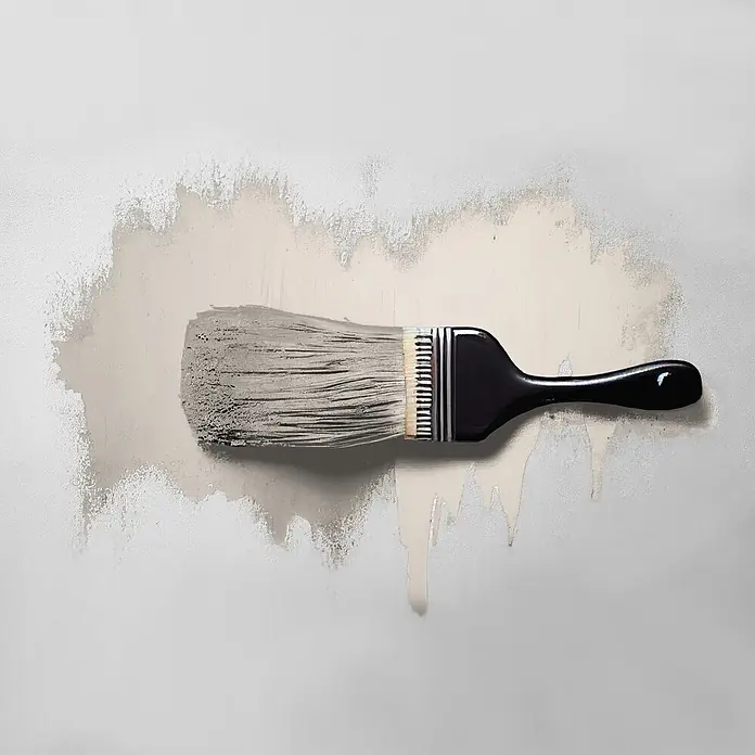 Tadessi Wandfarbe Pastell Cremeweiß - Beige, Matt, 2,5 l - Ein Pinsel mit schwarzem Griff und hellen Borsten streicht hellgraue Farbe auf eine Wand und hinterlässt Tropfen.
