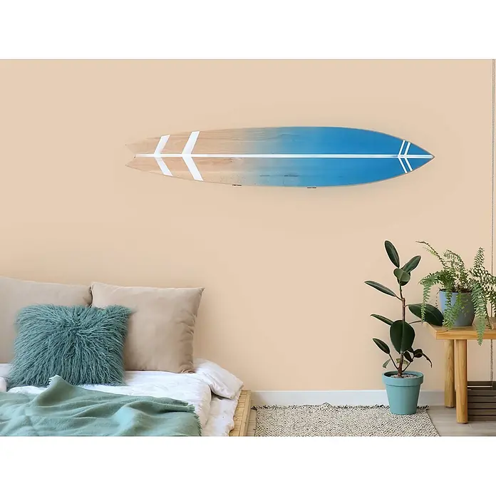 Tadessi Wandfarbe Aprikosenbeige - Beige, Matt, 2,5 l - Dekoratives Surfbrett aus Holz mit blauem Verlauf und weißen Streifen.