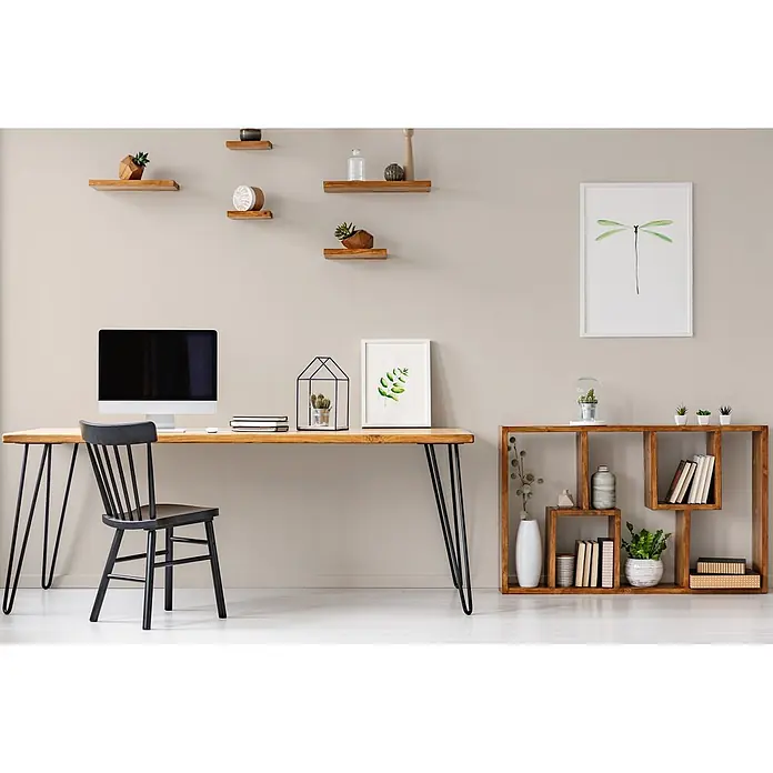 Tadessi Wandfarbe Pastell Cremeweiß - Beige, Matt, 2,5 l - Heller Holzschreibtisch mit schwarzen Haarnadelbeinen in einem modernen Heimbüro.