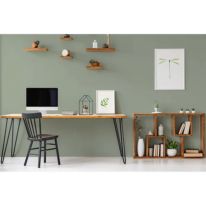 Tadessi Wandfarbe Sage Green - Grün, Matt, 5 l - Modernes Homeoffice-Set mit Holzschreibtisch, schwarzen Beinen, schwarzem Stuhl und modularem Holzregal.