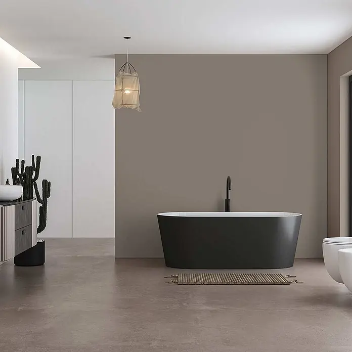 Tadessi Wandfarbe Sanfttaupe - Braun, Matt, 2,5 l - Modernes Badezimmer mit einer schwarzen freistehenden Badewanne mit weißer Innenseite und einem eleganten dunklen Wasserhahn.