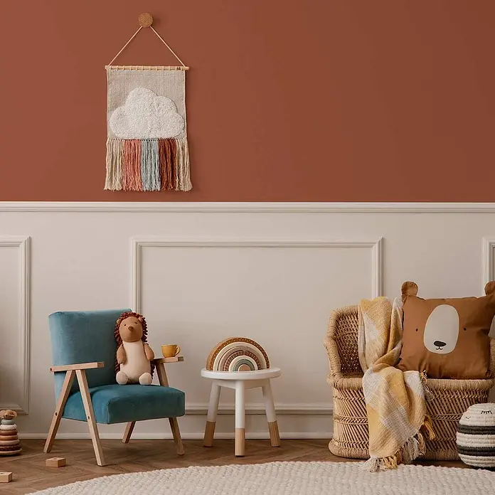 Tadessi Wandfarbe Aprikose - Rot, Matt, 5 l - Gemütliche Kinderecke: Rostwand, Wolken-Wandbehang, türkiser Sessel, Regenbogenspielzeug, Weidenkorb mit Bärenkissen & gelber Decke.
