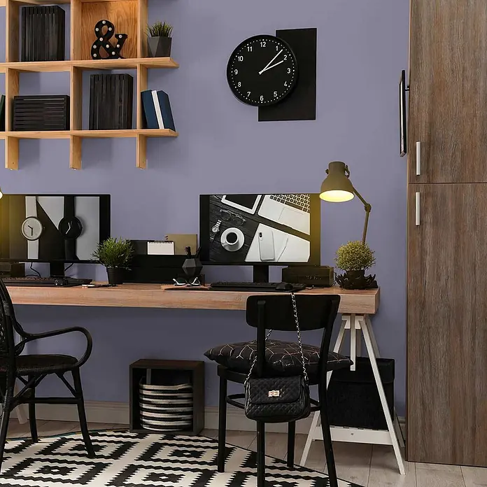 Tadessi Wandfarbe Blasslavendel - Violett, Matt, 1 l - Home-Office für zwei Personen mit hellen Holzschreibtischen, schwarzen Computern und Stühlen, organisiert mit Regalen und einer Wanduhr.