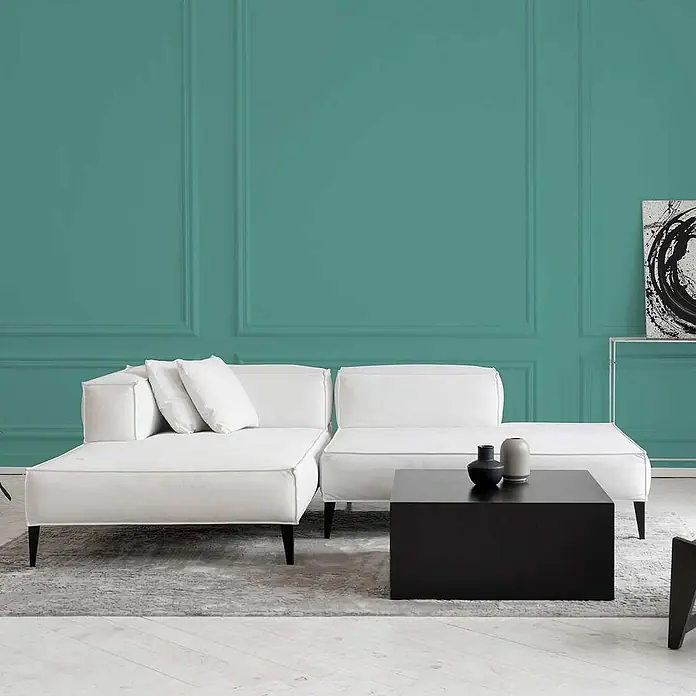 Tadessi Wandfarbe Türkisgrün - Blau, Matt, 1 l - Weißes Modulsofa mit schwarzem Couchtisch.