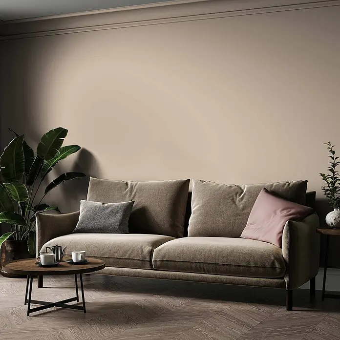 Tadessi Wandfarbe Leinenbeige - Beige, Matt, 1 l - Beiges Zweisitzer-Sofa mit Zierkissen in einem Wohnzimmer.