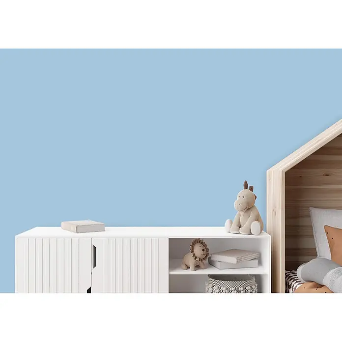 Tadessi Wandfarbe Kornblumenblau - Blau, Matt, 2,5 l - Weißes Sideboard mit geriffelten Türen und Regalen, als Stauraum im Kinderzimmer genutzt.