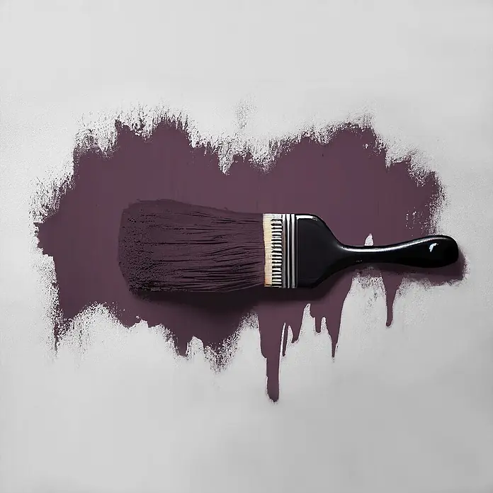 Tadessi Wandfarbe Brombeerlila - Lila, Matt, 5 l - Ein Pinsel mit schwarzem Griff und hellen Borsten, der dunkelviolette Farbe aufträgt und Streifen und Tropfen auf einer hellen Fläche hinterlässt.