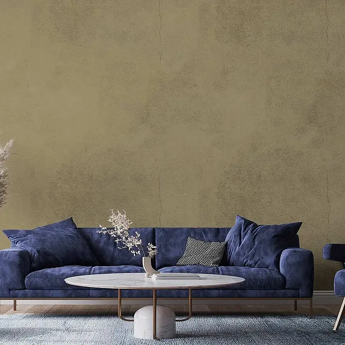 Tadessi Wandfarbe Olivbeige - Grün, Matt, 2,5 l - Texturierte olivgrüne Wand mit feinen Rissen, rustikaler Hintergrund im modernen Wohnzimmer.