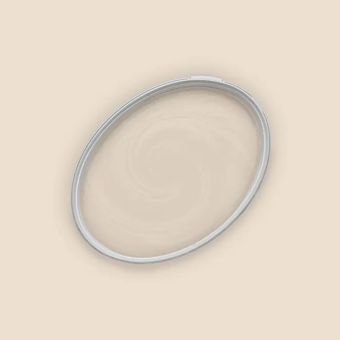 Tadessi Wandfarbe Sandbeige - Beige, Matt, 5 l - Ovaler Kunststoffbehälterdeckel mit grauem Rand, der eine cremige, wirbelnde helle Substanz bedeckt.