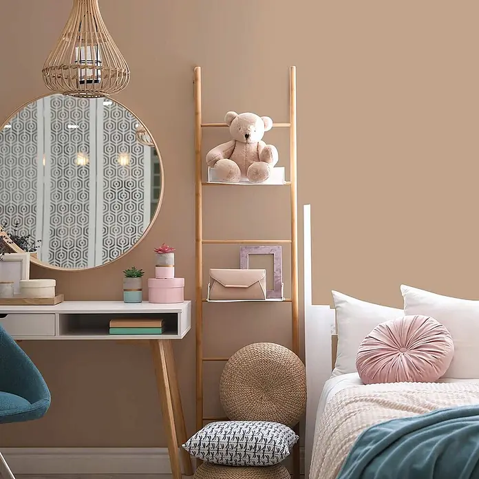 Tadessi Wandfarbe Oliv - Beige, Matt, 1 l - Gemütliches, pastellfarbenes Schlafzimmer mit Bett, Schminktisch, Leiterregal aus Holz und Dekoartikeln.