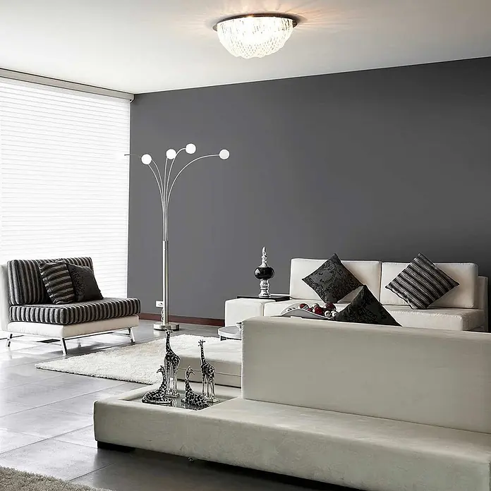 Tadessi Wandfarbe Schiefergrau - Grau, Matt, 1 l - Beleuchtete Kristallschalen-Deckenleuchte in einem modernen Wohnzimmer.