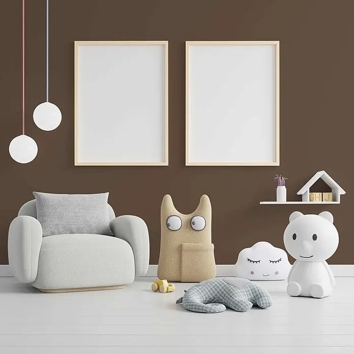 Tadessi Wandfarbe Haselnuss - Braun, Matt, 2,5 l - Zwei helle Holzbilderrahmen an einer braunen Wand in einem Kinderzimmer, umgeben von spielerischer Deko und Möbeln.