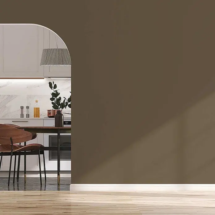 Tadessi Wandfarbe Taupebraun - Braun, Matt, 2,5 l - Eine braune Wand in einem modernen Interieur mit einem Bogendurchgang zu einer Küche.