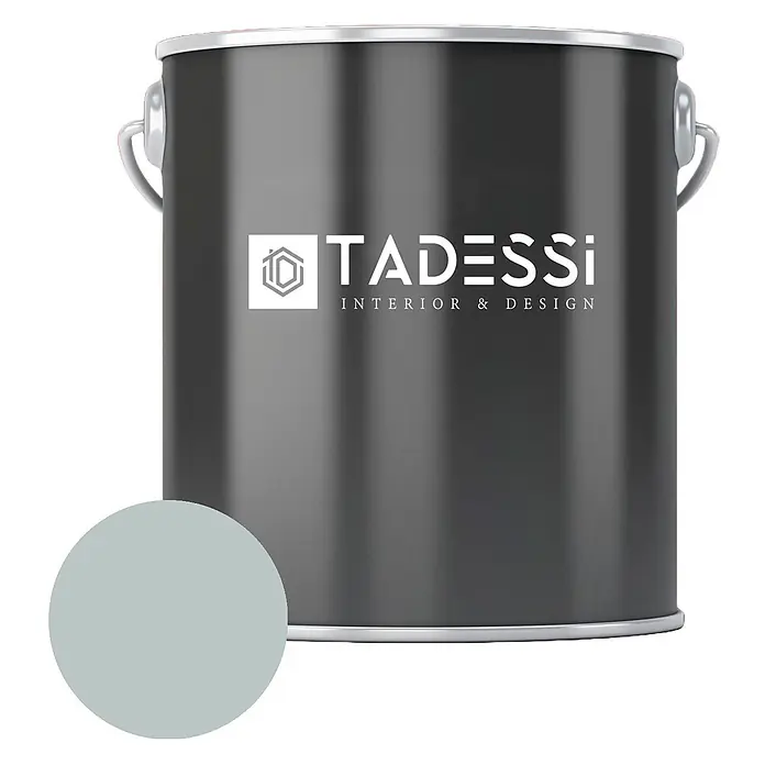 Tadessi Wandfarbe Toffee - Blau, Matt, 5 l - TADESSI INTERIOR & DESIGN dunkelgrauer Farbeimer mit hellblaugrauem Farbmuster für Innenprojekte.