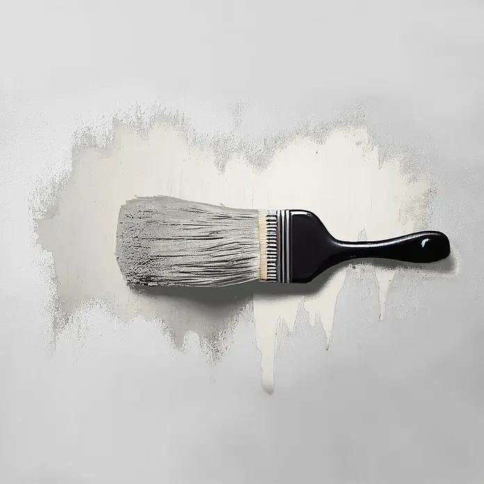 Tadessi Wandfarbe Grau - Grau, Matt, 5 l - Schwarzgriffiger Pinsel trägt graue Farbe auf eine helle Wand auf, mit Pinselstrichen und Tropfen.