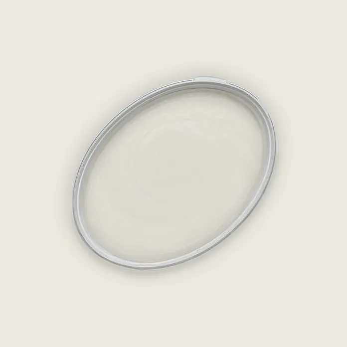 Tadessi Wandfarbe Grau - Grau, Matt, 5 l - Ovaler Behälter mit silbernem Rand, gefüllt mit hellbeigem, cremigem Produkt mit Wirbelmuster.