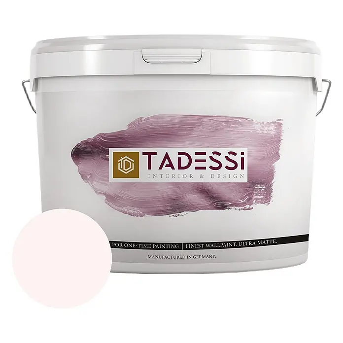 Tadessi Wandfarbe Zartrosa - Rosa, Matt, 5 l - Weißer Farbeimer mit 'TADESSi'-Branding, blassrosa Farbmuster und lila Pinselstrich. Enthält ultra-matte Wandfarbe.