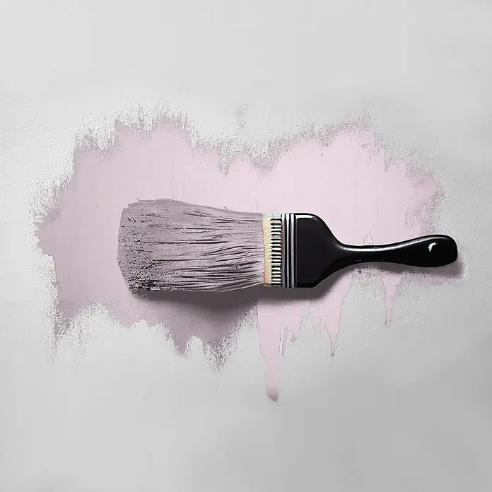 Tadessi Wandfarbe Altrosa - Rosa, Matt, 5 l - Schwarzer Pinsel trägt hellrosa Farbe auf, mit Farbtropfen.