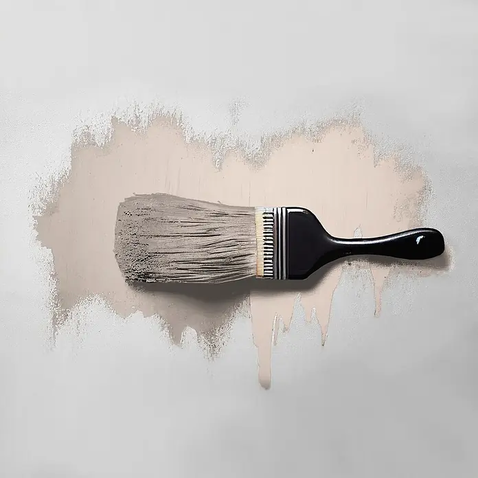 Tadessi Wandfarbe Rosenbeige - Beige, Matt, 2,5 l - Ein Pinsel mit schwarzem Griff und grauen Borsten trägt hellbeigefarbene Farbe auf.
