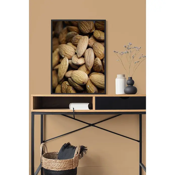 Tadessi Wandfarbe Nougat Mocha - Braun, Matt, 2,5 l - Gerahmter Nahaufnahme-Kunstdruck von Mandeln, an einer Wand über einem modernen Schreibtisch.