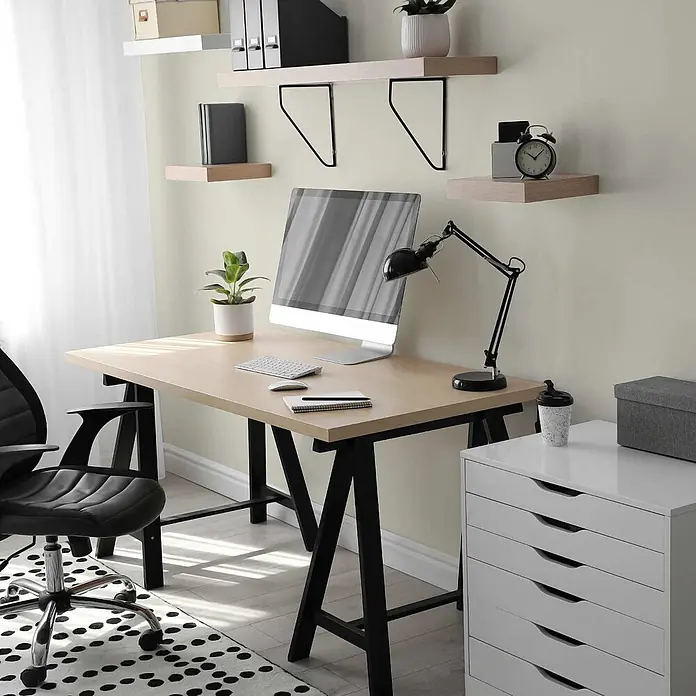Tadessi Wandfarbe Graugrün - Creme, Matt, 2,5 l - Modernes Homeoffice mit hellem Holzschreibtisch auf schwarzen Bockbeinen, einem schwarzen Bürostuhl und einer weißen Schubladeneinheit.