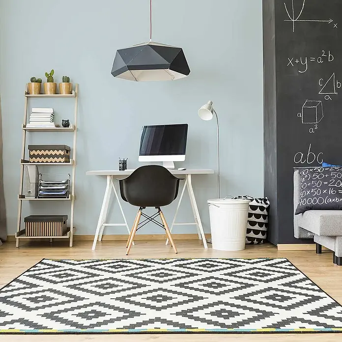 Tadessi Wandfarbe Blassblau - Blau, Matt, 5 l - Moderne schwarz-weiße geometrische Pendelleuchte, die einen zeitgenössischen Arbeitsbereich mit Schreibtisch und Regalen beleuchtet.