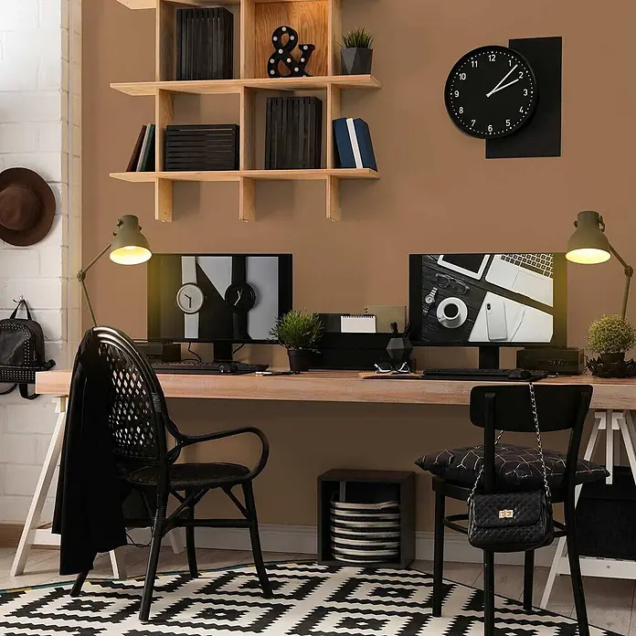 Tadessi Wandfarbe Holz - Beige, Matt, 2,5 l - Modernes Heimbüro mit zwei Schreibtischen, schwarzen Stühlen, Monitoren, Holzregalen und geometrischem Teppich.