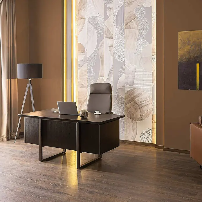 Tadessi Wandfarbe Holz - Beige, Matt, 2,5 l - Dunkelbrauner Büroschreibtisch mit Metallrahmen, in einem modernen Büro mit grauem Stuhl und Laptop.
