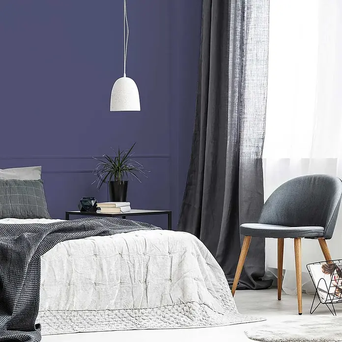 Tadessi Wandfarbe Mitternachtsblau - Violett, Matt, 1 l - Weiße gesprenkelte glockenförmige Pendelleuchte.