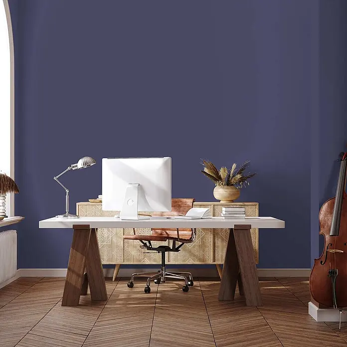 Tadessi Wandfarbe Mitternachtsblau - Violett, Matt, 1 l - Stilvolles Heimbüro mit dunkelvioletter Wand, weißem Schreibtisch, Computer, braunem Lederstuhl und Cello.