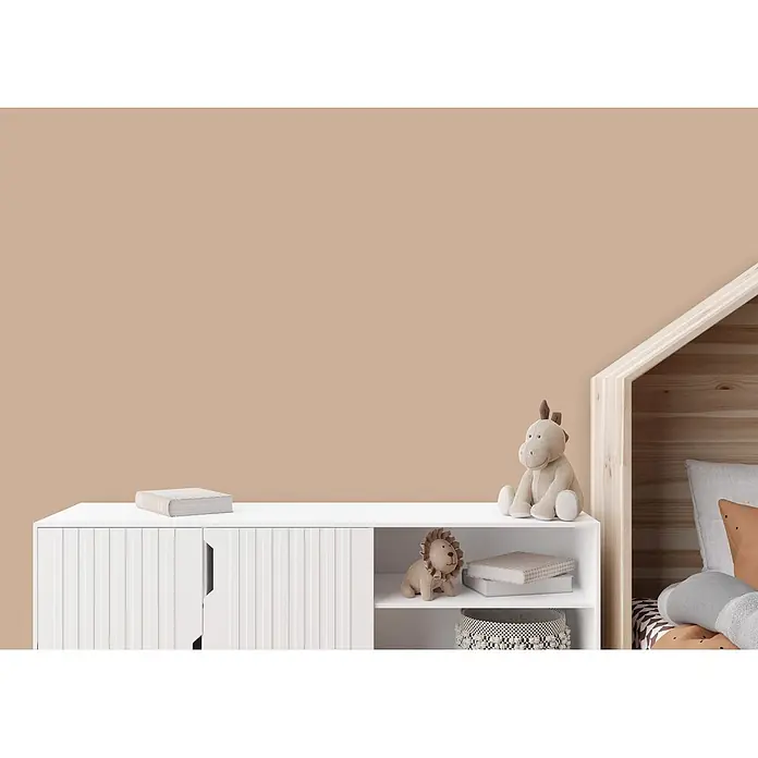 Tadessi Wandfarbe Sanft Mocha - Braun, Matt, 5 l - Weißer geriffelter Schrank in einem Kinderzimmer, mit Spielzeug und Büchern dekoriert, neben einem Holzbett.