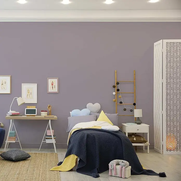 Tadessi Wandfarbe Rauchviolett - Violett, Matt, 5 l - Gemütliches Kinderzimmer mit Bett, Schreibtisch und lila Wänden, dekoriert mit verspielten Akzenten.