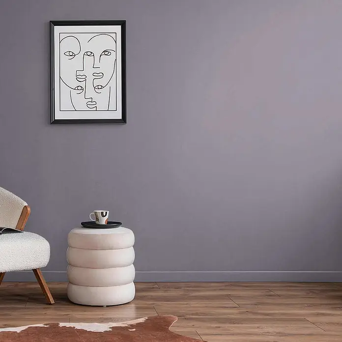 Tadessi Wandfarbe Rauchviolett - Violett, Matt, 5 l - Hellrosa, gerippter Pouf mit Tasse, dient als Beistelltisch.