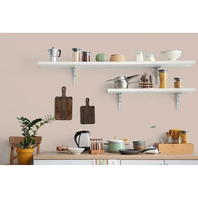 Tadessi Wandfarbe Rosenholz - Beige, Matt, 5 l - Moderne Küche mit zwei weißen Regalen voller Küchenutensilien, Gläser und Deko. Eine Holztheke zeigt Kochtöpfe, Gewürze und eine Pflanze.