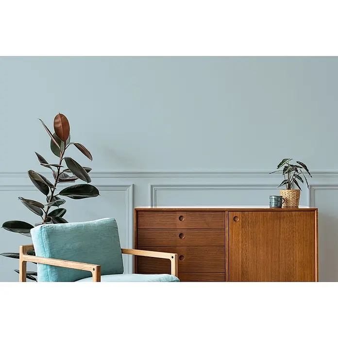 Tadessi Wandfarbe Grün - Grün, Matt, 2,5 l - Mid-Century Modern Holzsideboard mit drei Schubladen und einer Tür in einem hellblauen Wohnzimmer.