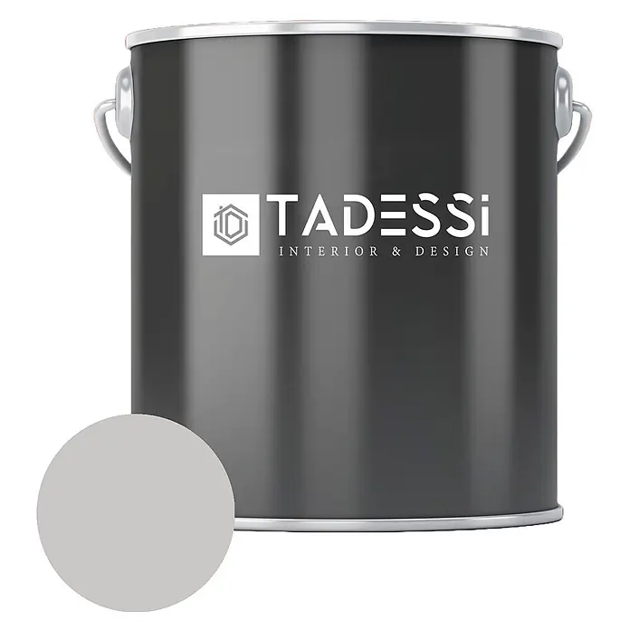 Tadessi Wandfarbe Silbergrau - Grau, Matt, 2,5 l - Dunkelgraue Farbkanne mit weißem "TADESSi Interior & Design"-Logo und hellgrauem Farbmuster.