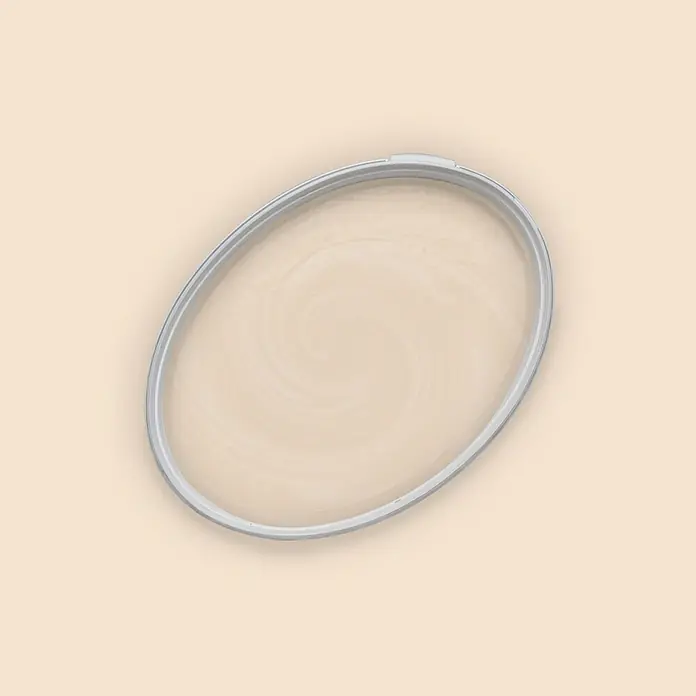 Tadessi Wandfarbe Haferbeige - Beige, Matt, 5 l - Ein ovaler, transparenter Behälterdeckel mit grauem Rand, der eine gewirbelte hellbeige Substanz im Inneren zeigt.