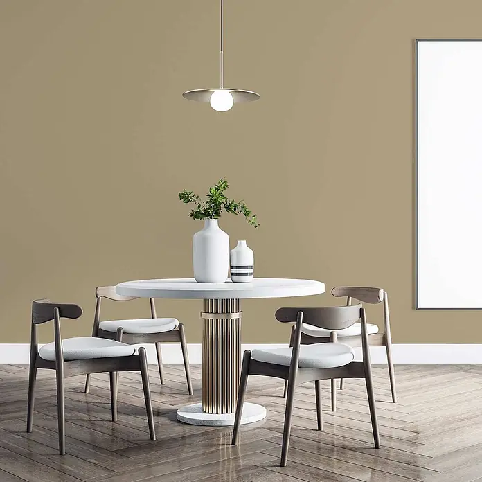 Tadessi Wandfarbe Haselnussbraun - Beige, Matt, 2,5 l - Modernes Esszimmer mit einem weißen Rundtisch, goldenem geriffelten Fuß und vier dunklen Holzstühlen mit hellen Sitzen auf Holzboden.