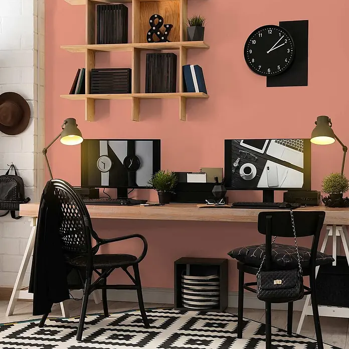 Tadessi Wandfarbe Aprikose mitteldunkel - Rosa, Matt, 2,5 l - Ein stilvolles Home-Office mit Holzschreibtisch, zwei schwarzen Stühlen, Monitoren und Regalen.