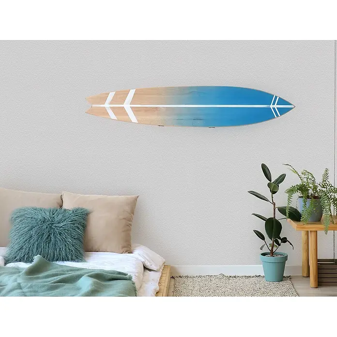 Tadessi Wandfarbe Mondsteingrau - Grau, Matt, 2,5 l - Dekoratives Surfbrett aus Holz, blau und naturfarben mit weißen Streifen.