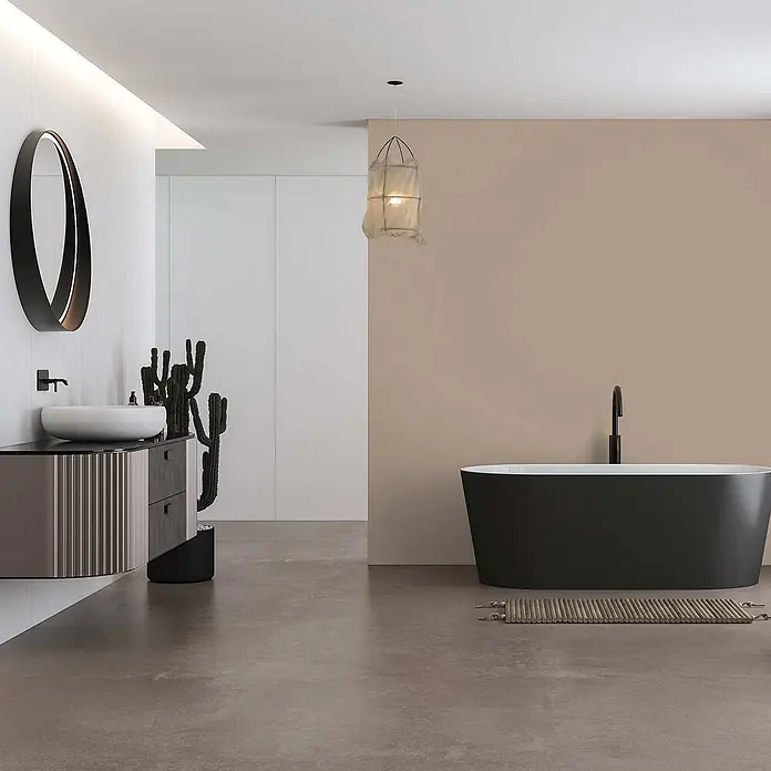 Tadessi Wandfarbe Antikweiß - Beige, Matt, 5 l - Modernes minimalistisches Badezimmer mit einer schwarzen freistehenden Badewanne, einem eleganten Waschtisch und einem beleuchteten ovalen Spiegel.