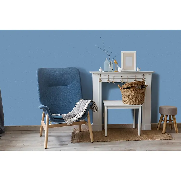 Tadessi Wandfarbe Atlantikblau - Blau, Matt, 2,5 l - Blaue, strukturierte Wand in einem gemütlichen Wohnraum, ideal für Ruhe und Stil.