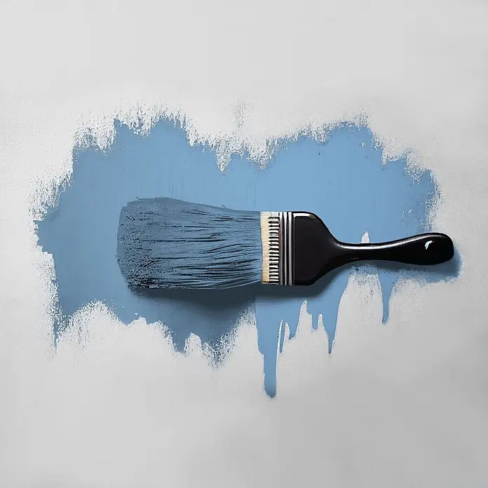 Tadessi Wandfarbe Atlantikblau - Blau, Matt, 2,5 l - Pinsel mit schwarzem Griff und blaugefüllten Borsten, der einen frischen blauen Strich zieht.