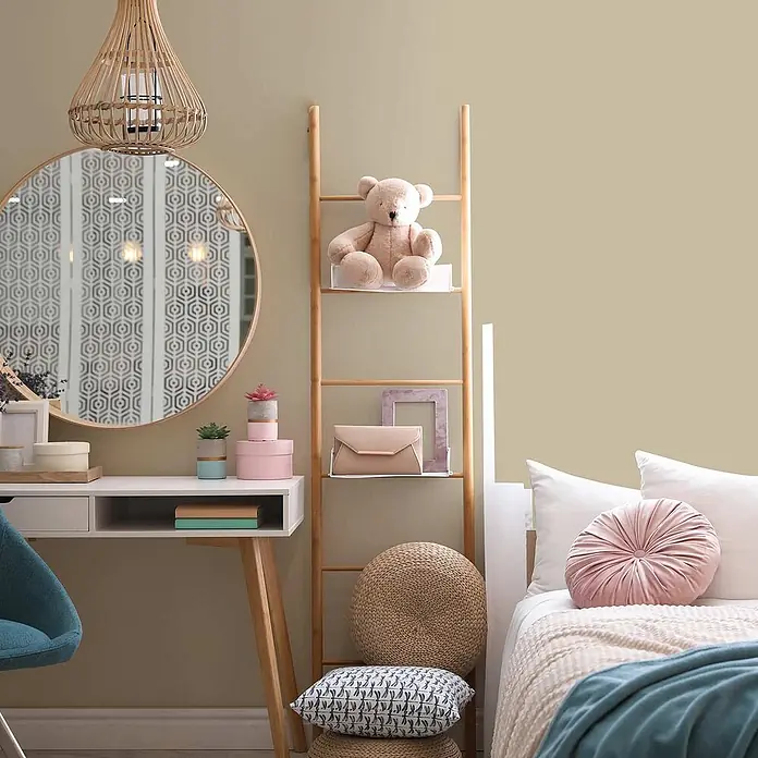 Tadessi Wandfarbe Pastellgrün - Grün, Matt, 1 l - Warme Beige-Taupe-Wandfarbe schafft eine gemütliche Atmosphäre in einem modernen Schlafzimmer mit Naturholz-Akzenten.