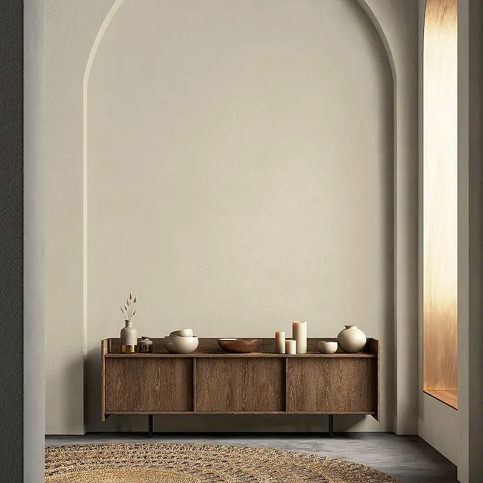 Tadessi Wandfarbe Koralle - Grün, Matt, 5 l - Dunkles Holz-Sideboard mit Dekoartikeln, in einem minimalistischen Raum inszeniert.