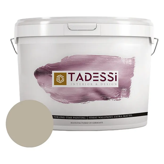Tadessi Wandfarbe Helles Mocha - Taupe, Matt, 2,5 l - Weißer Farbeimer mit 'TADESSi'-Logo, 'Finest Wallpaint. Ultra Matte.' Text und einem runden beigefarbenen Farbmuster. Hergestellt in Deutschland.