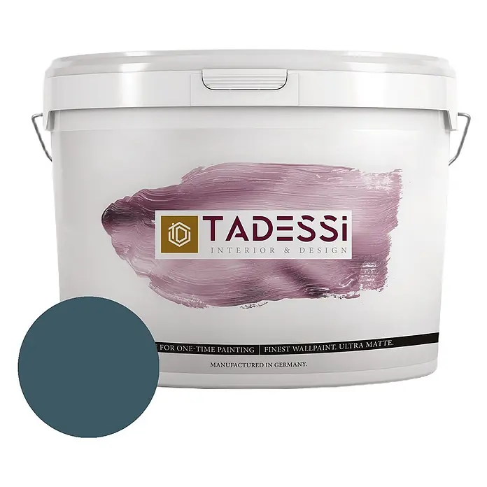 Tadessi Wandfarbe Schieferblau - Blau, Matt, 5 l - Weißer Farbeimer mit TADESSI-Logo und Muster dunkelblauer, matter Wandfarbe.