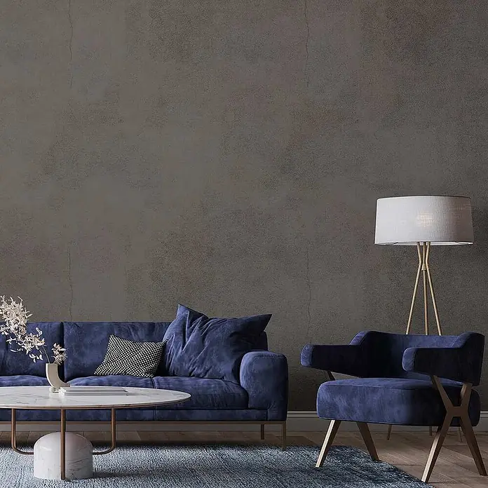 Tadessi Wandfarbe Sandstein - Grau, Matt, 5 l - Modernes Wohnzimmer mit blauem Samtsofa, passendem Sessel und Marmor-Couchtisch.